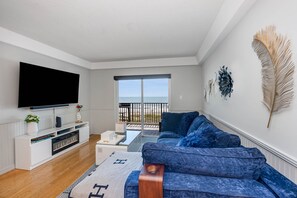 Smart TV, chimenea y impresora 