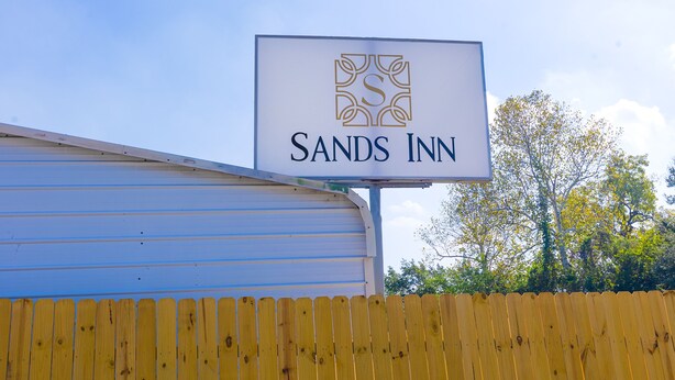 Señal para Sands Inn, con logotipo y nombre.