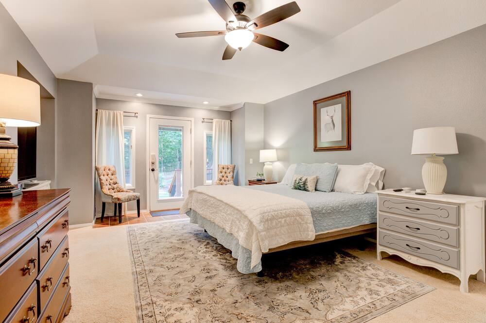Private spacious home behind Blowing Springs. Bike in, bike out to trails.