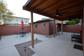 Outdoor dining - Iron Horse Carriage Home & Parking (Tucson)