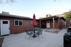 Outdoor dining - Iron Horse Carriage Home & Parking (Tucson)
