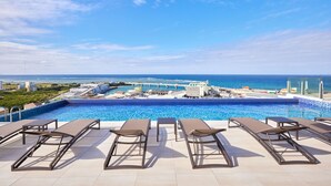 季節性室外游泳池，提供泳池遮陽傘和日光浴躺椅