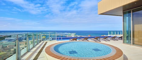 Piscina externa sazonal, guarda-sóis, espreguiçadeiras