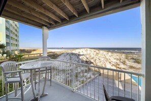 Outdoor dining - Romar Beach 101 | Beachfront Condo Sleeps 5 (Orange Beach)