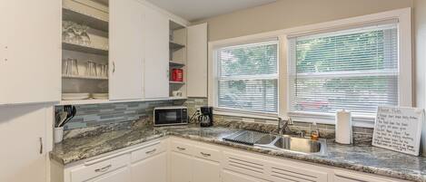 Kylskåp, mikrovågsugn, ugn och spishäll