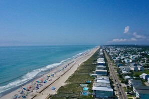 Perto da praia, espreguiçadeiras 