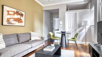 Een televisie en een stereo