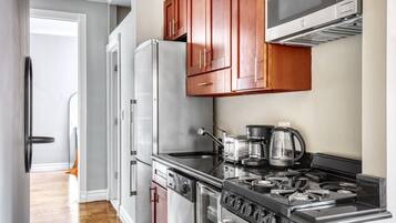 Een koelkast, een magnetron, een oven, een vaatwasser