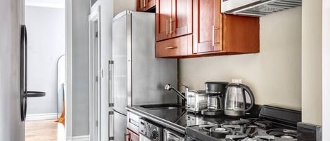 Kühlschrank, Mikrowelle, Ofen, Geschirrspüler