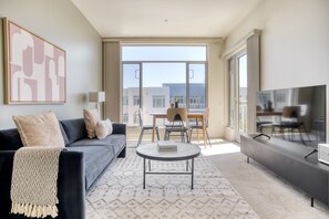 TV, stereo - Hip Palo Alto 2BR w/ W/D & Pool, walk to Pinterest, by Blueground (Palo Alto)