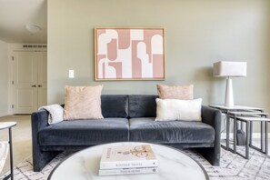 TV, stereo - Hip Palo Alto 2BR w/ W/D & Pool, walk to Pinterest, by Blueground (Palo Alto)