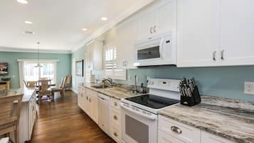 House, Multiple Beds (Treasure Road) | Private kitchen