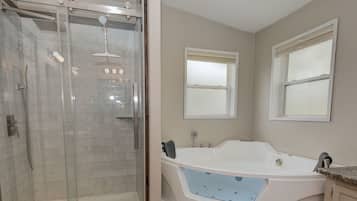 Bañera, bañera de hidromasaje, secador de pelo, toallas