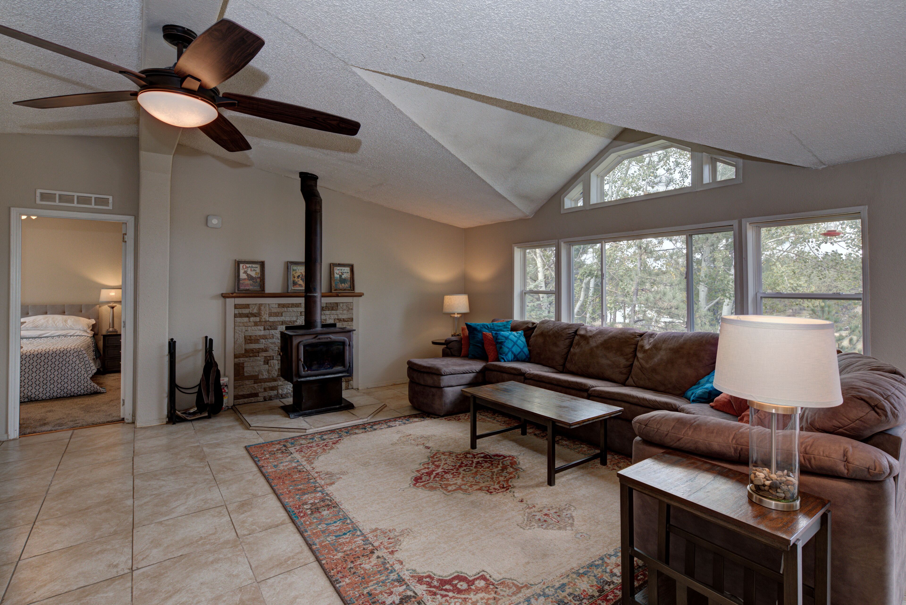 Een smart-tv, een open haard, een stereo en een printer