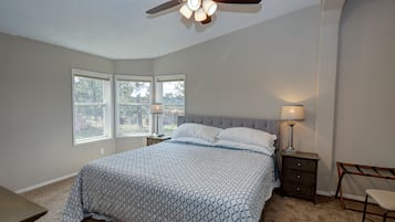 4 slaapkamers, een bureau, een strijkplank/strijkijzer, reisbedje