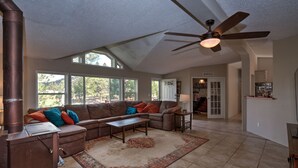 Living area - Hot Tub, Large Kitchen, Stunning Views & Hiking Trails Nearby (Florissant)