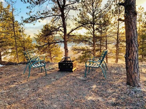 Hot Tub, Large Kitchen, Stunning Views & Hiking Trails Nearby