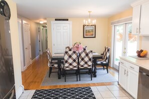 Dining - Relax by Oak Bluffs Harbor, enjoy your 3-bedroom East Chip retreat (Oak Bluffs)
