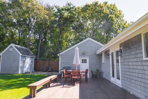 Outdoor dining - Relax by Oak Bluffs Harbor, enjoy your 3-bedroom East Chip retreat (Oak Bluffs)