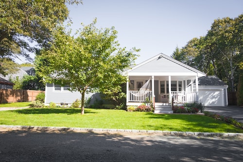 Relax by Oak Bluffs Harbor, enjoy your 3-bedroom East Chip retreat