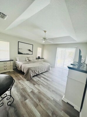 3 habitaciones, tabla de planchar con plancha y cuna de viaje 