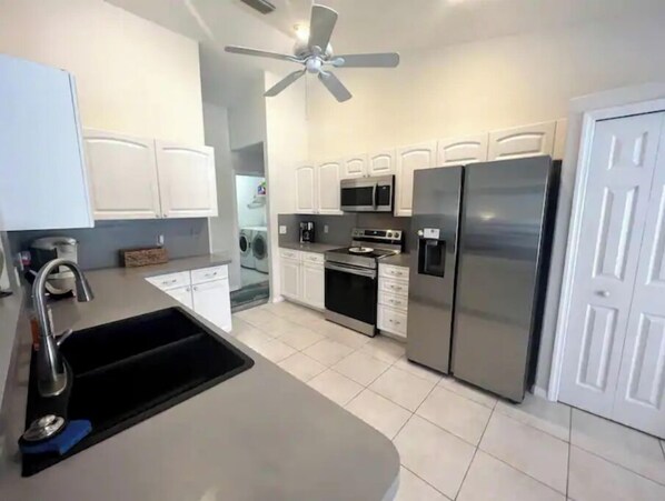 Refrigerador, microondas, horno y parrilla de estufa 