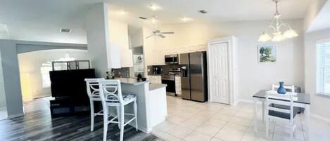 Geladeira, micro-ondas, fogão, cooktop