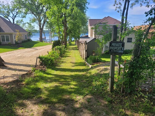 Beautiful remodeled house  a short walk to lake with shared pier.