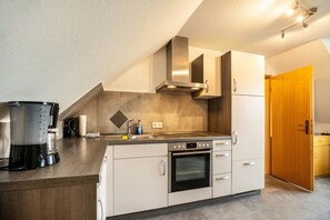 Fridge, microwave, oven, stovetop - Holiday Apartment 'Nordsee Ferienwohnung Möwe' with Garden & Wi-Fi (Stedesdorf-Thunum)