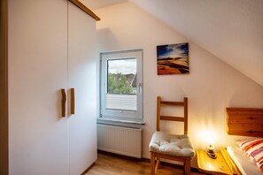 3 bedrooms, free WiFi, bed sheets - Holiday Apartment 'Nordsee Ferienwohnung Möwe' with Garden & Wi-Fi (Stedesdorf-Thunum)