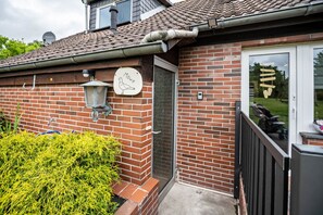Exterior detail - Holiday Apartment 'Nordsee Ferienwohnung Möwe' with Garden & Wi-Fi (Stedesdorf-Thunum)