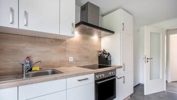 Kjøleskap, mikrobølgeovn, ovn og kokeplater