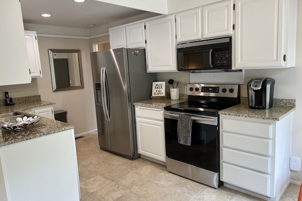 Réfrigérateur, micro-ondes, four, plaque de cuisson