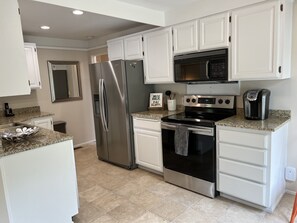 Fridge, microwave, oven, stovetop - Spacious, Stylish, Quiet, Two Bedroom - Autzen/Oakway/Kid-Friendly (Eugene)
