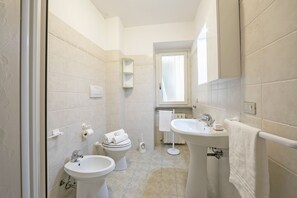 Doccia, asciugacapelli, bidet, asciugamani