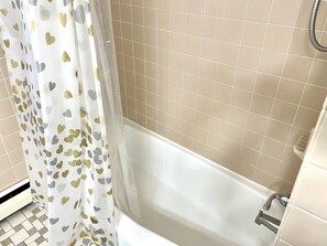 Ensemble baignoire-douche, séchoir à cheveux, serviettes fournies, savon