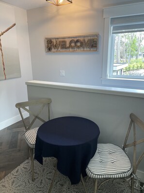 Dining - Driftwood Studio Loft#Oceanfront Park Area#Quiet! (Nanoose Bay)