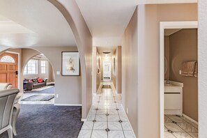 4 camere, una scrivania, ferro/asse da stiro, culla da viaggio