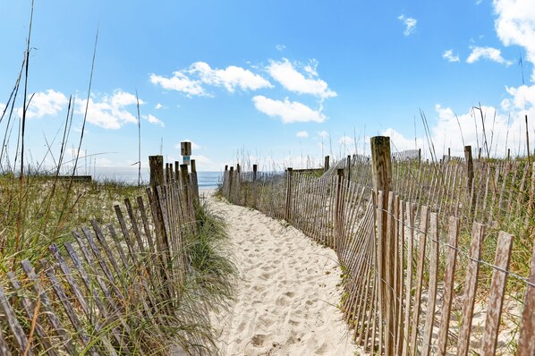 Beach nearby - Backyard Beach Barn ~ 3 miles to beach! (Wilmington)