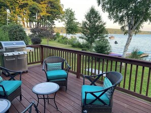 Property grounds - Little Landing Cottage | Lakefront · Dock · Kayaks (Winthrop)