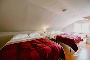 1 habitación, tabla de planchar con plancha y cuna de viaje 