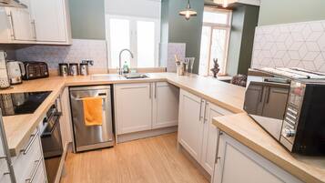 Cottage | Private kitchen | Fridge, dishwasher, electric kettle, toaster