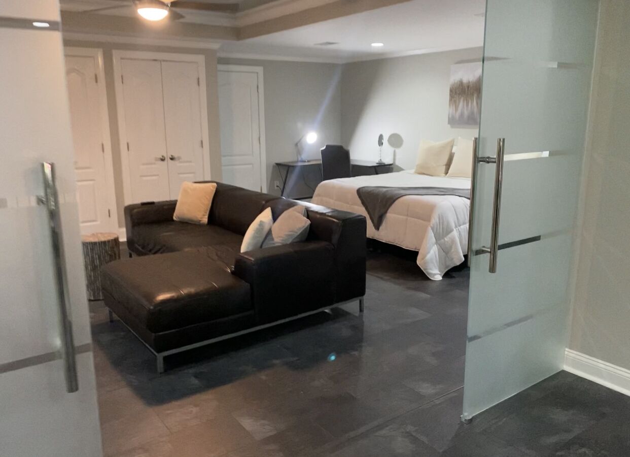 1 soverom, safe på rommet, skrivebord og strykejern/-brett