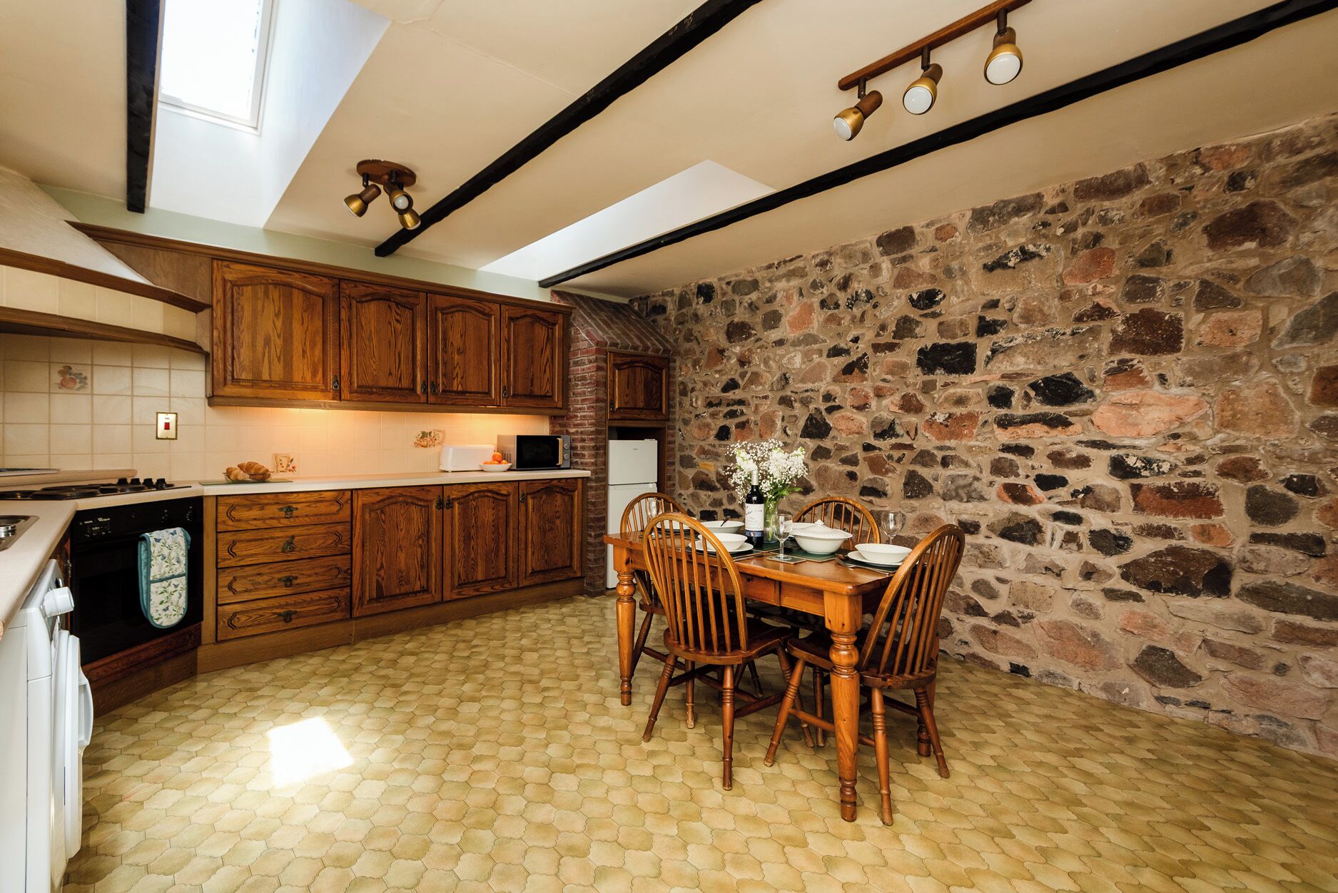 Cottage | Private kitchen | Fridge, cookware/dishes/utensils