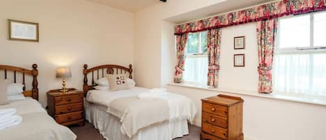 Cottage | 2 bedrooms, individually decorated, individually furnished, free WiFi