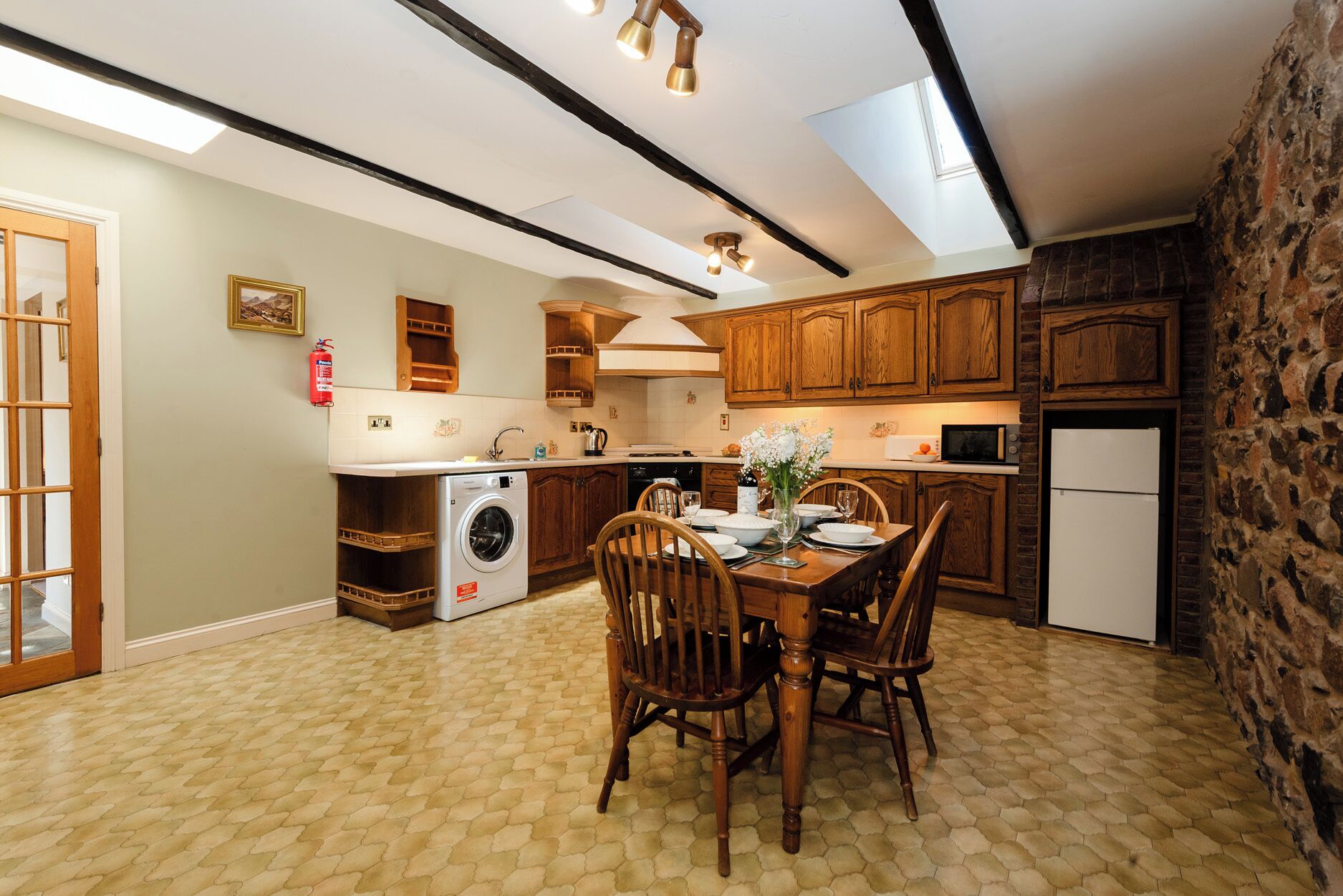 Cottage | Private kitchen | Fridge, cookware/dishes/utensils