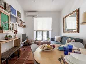 TV - Enjoy the magic of Triana Sevilla, Calle Castilla (Sevilla)
