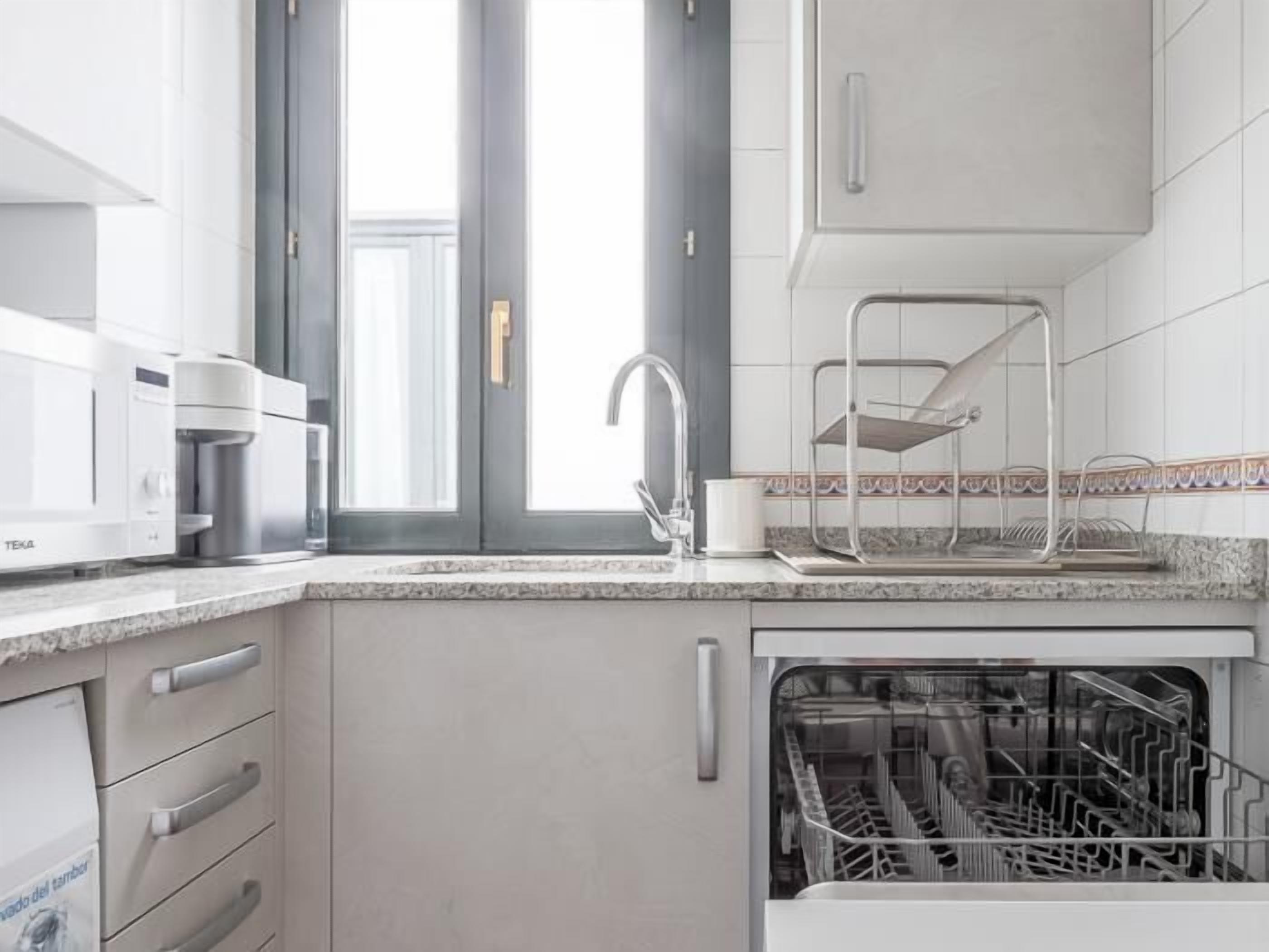 Kjøleskap, mikrobølgeovn, kaffetrakter/tekoker og brødrister