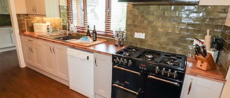 Cottage | Private kitchen | Fridge, dishwasher, electric kettle, toaster