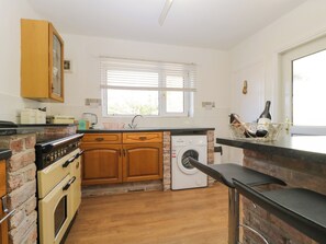 Cottage | Private kitchen | Fridge, microwave, electric kettle, toaster